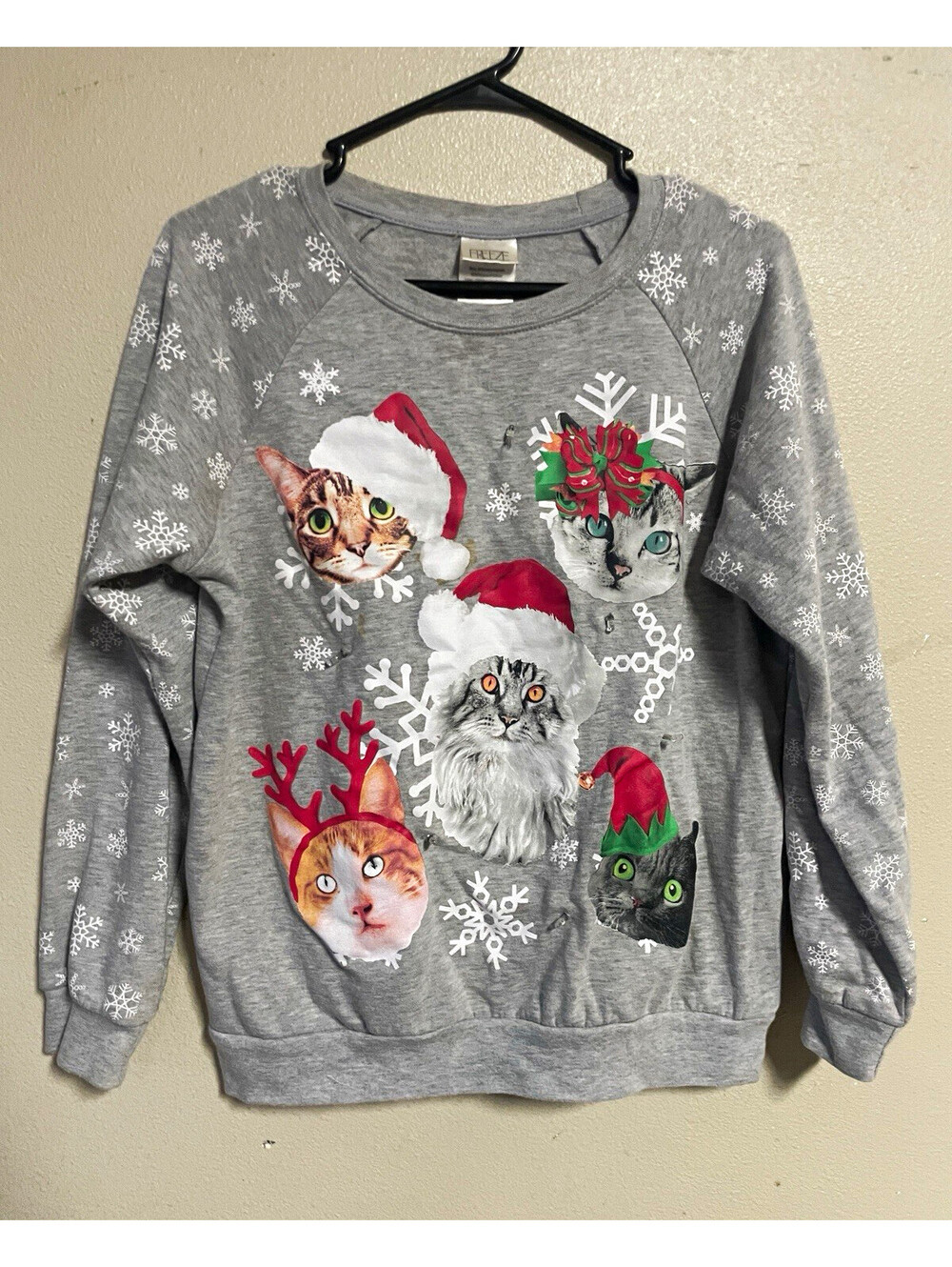 Freeze M Pullover Sweatshirt Gray Christmas Cat Snowflake Graphic Print
